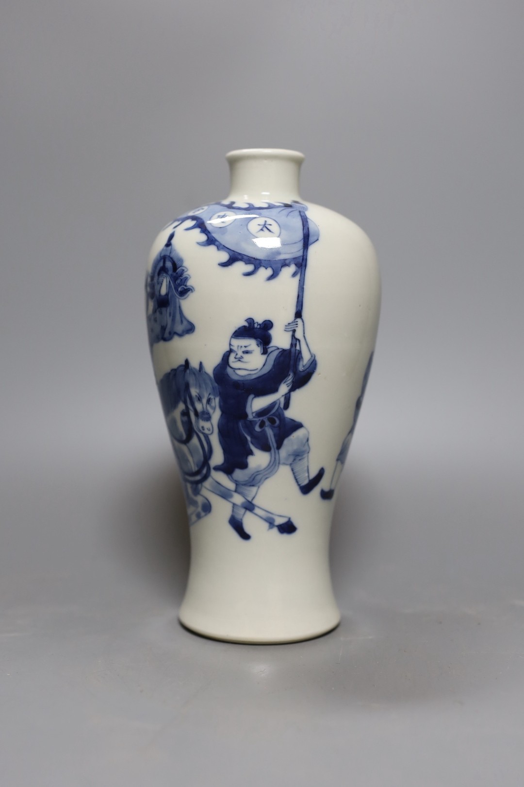 A Chinese blue and white figural meiping, 21.5cm